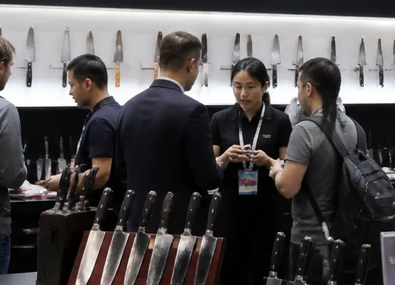 Knife manufacturing detail