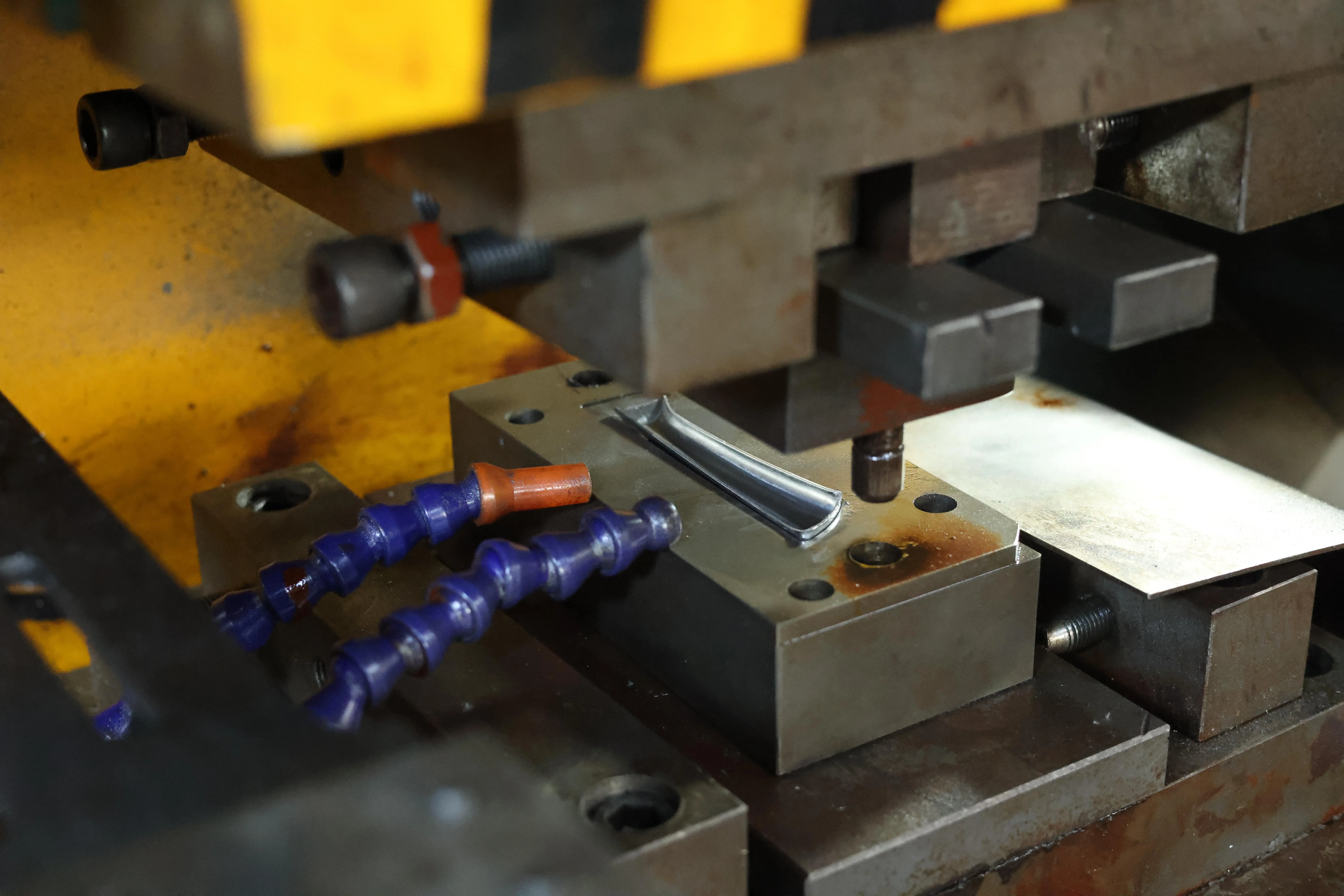 Laser cutting knife blade outlines