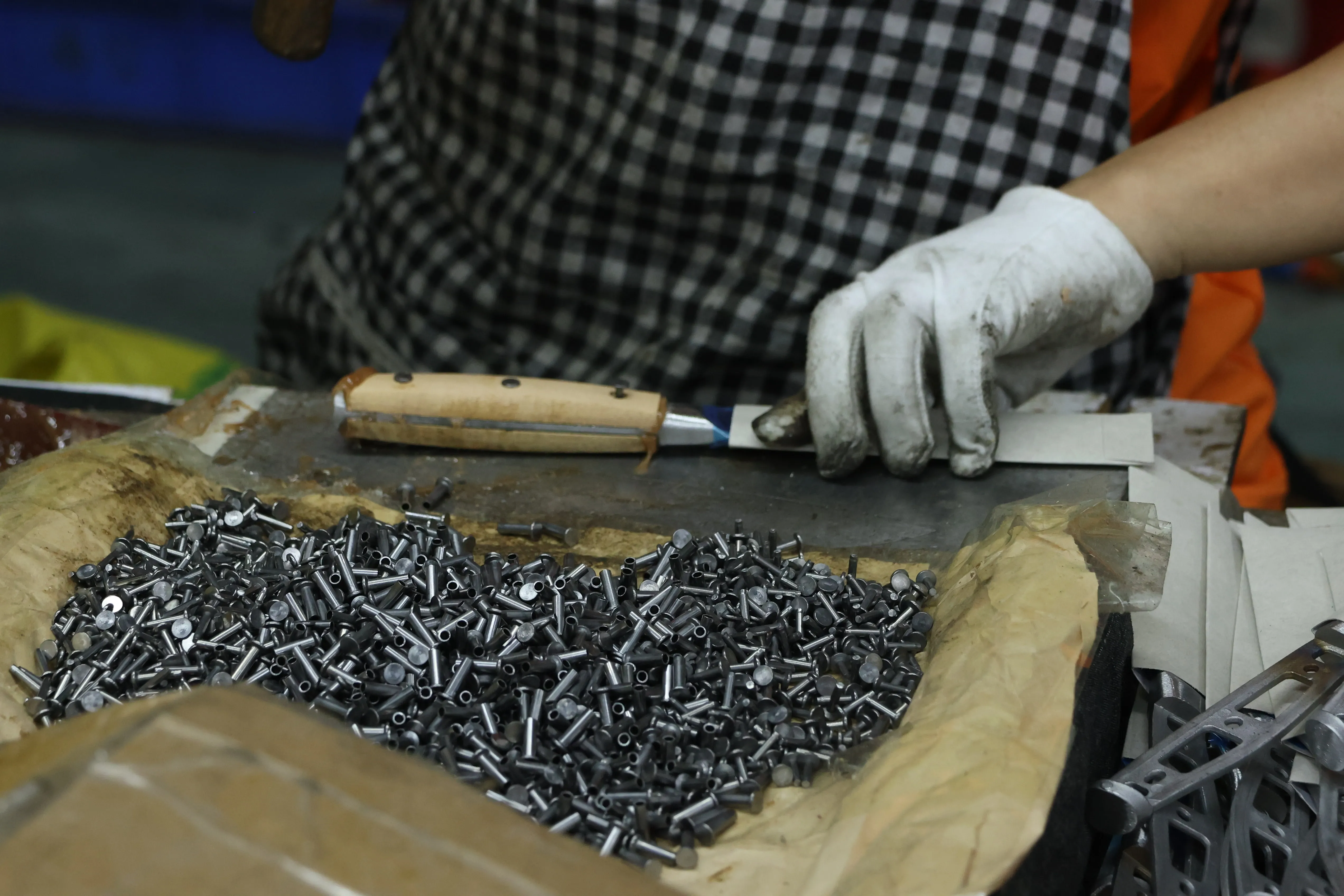 Heated knife blades during manufacturing
