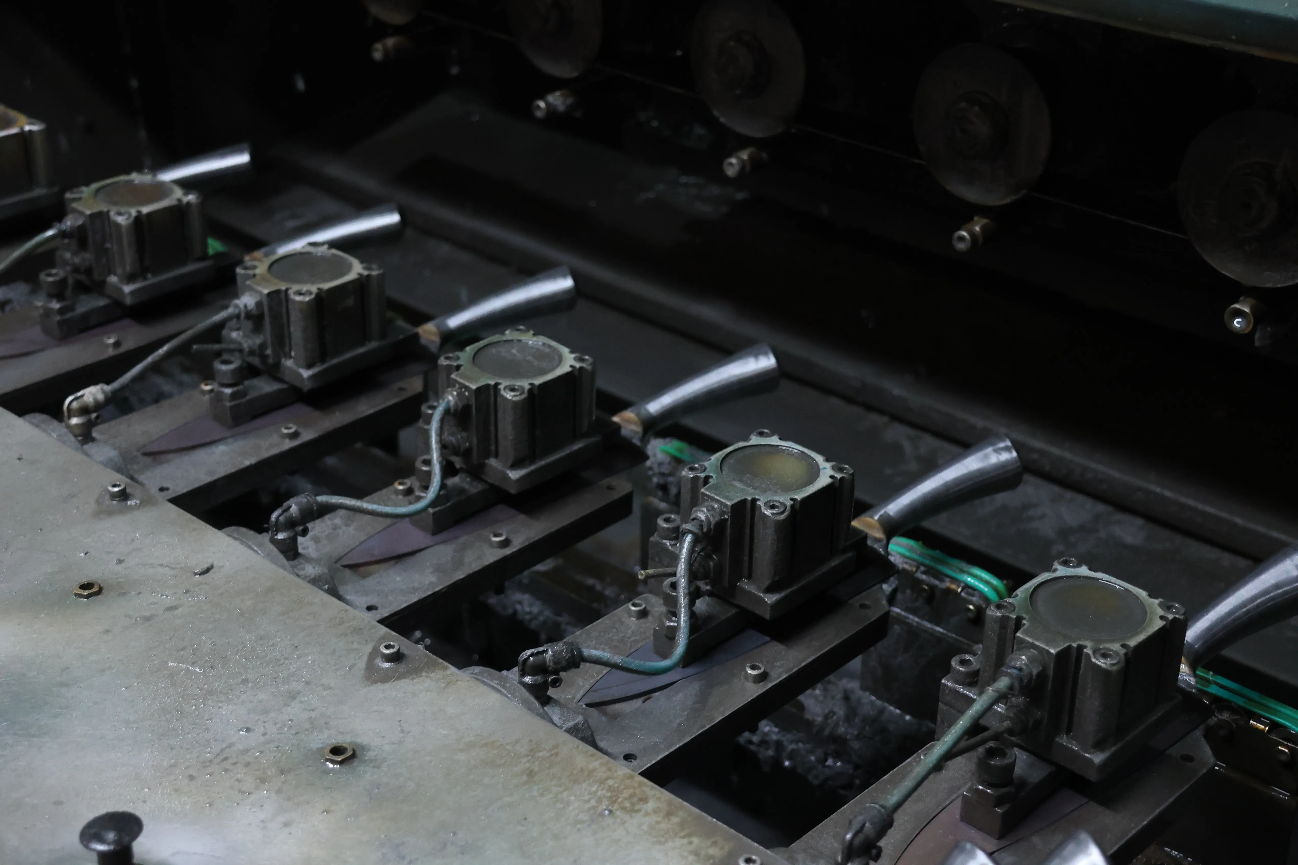 Heated knife blades during manufacturing